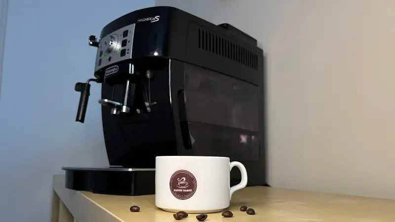 Kleiner Kaffeevollautomat mit Mahlwerk