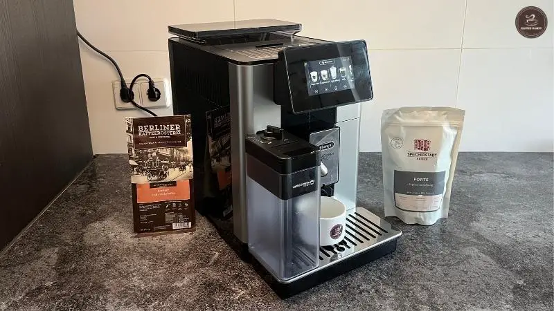 Kaffeevollautomat mit Milchbehälter